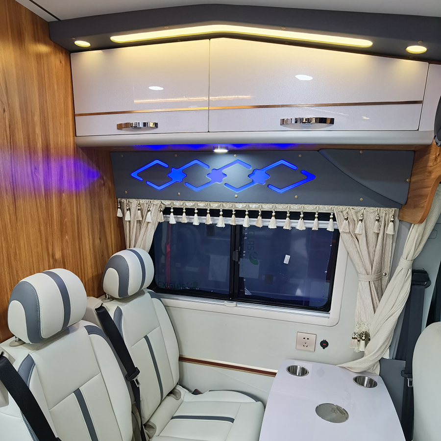 上汽大通V90加長軸高頂房車-後橫床2