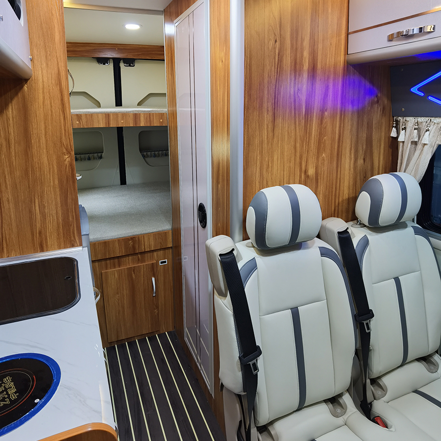 上汽大通V90加長軸高頂房車-後橫床3